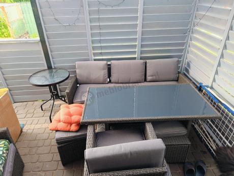 Zestaw mebli z sofą 186cm, wysokim stołem, fotelami i pufami Cofete Dining – Anthracite