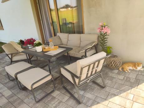 Zestaw metalowych mebli ogrodowych - sofa, 2 fotele, pufy i stół 120cm Ater Dining - Beige