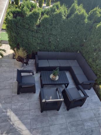 Zestaw na taras dla 9 osób z narożnikiem, stołem podnoszonym i trzema fotelami Relly VI grafit
