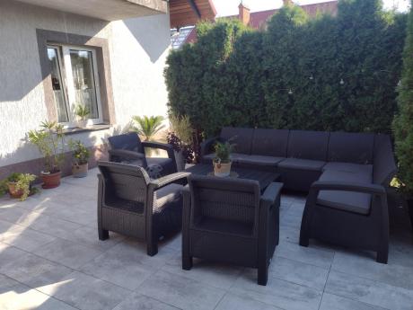 Zestaw na taras dla 9 osób z narożnikiem, stołem podnoszonym i trzema fotelami Relly VI grafit