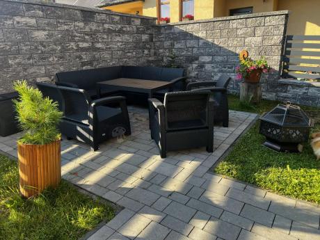 Zestaw na taras dla 9 osób z narożnikiem, stołem podnoszonym i trzema fotelami Relly VI grafit