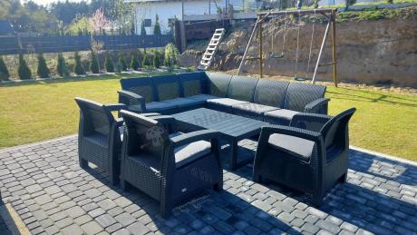 Zestaw na taras dla 9 osób z narożnikiem, stołem podnoszonym i trzema fotelami Relly VI grafit