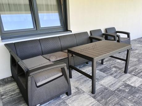 Zestaw na taras dla 9 osób z narożnikiem, stołem podnoszonym i trzema fotelami Relly VI grafit