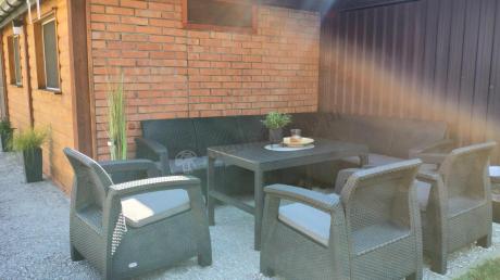 Zestaw na taras dla 9 osób z narożnikiem, stołem podnoszonym i trzema fotelami Relly VI grafit