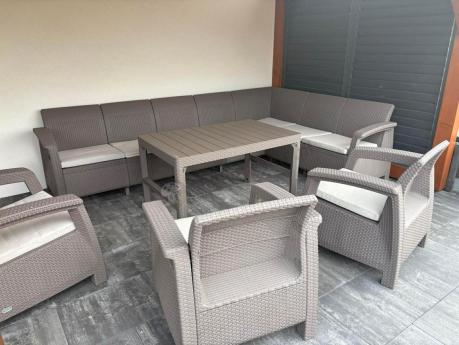 Zestaw ogrodowy dla 10 osób z narożnikiem, stołem podnoszonym i trzema fotelami Relly VII Cappuccino