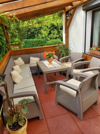 Zestaw ogrodowy dla 10 osób z narożnikiem, stołem podnoszonym i trzema fotelami Relly VII Cappuccino