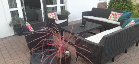 Zestaw ogrodowy na 8 osób z regulowanym stolikiem Meblobranie SFLM brązowy