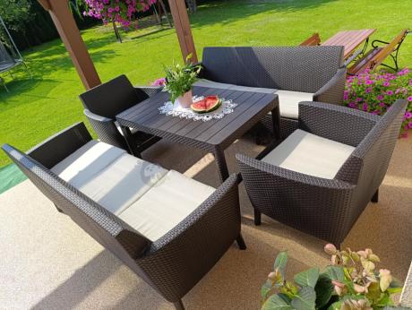 Zestaw ogrodowy na 8 osób z regulowanym stolikiem Meblobranie SFLM brązowy