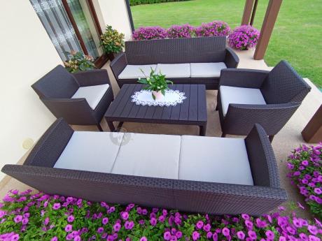 Zestaw ogrodowy na 8 osób z regulowanym stolikiem Meblobranie SFLM brązowy