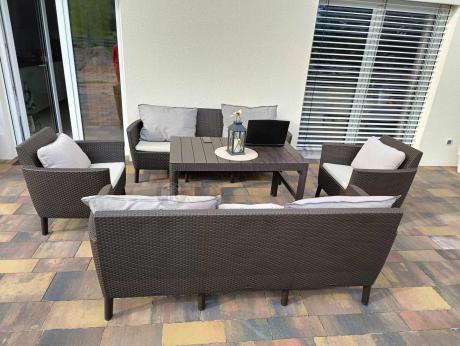 Zestaw ogrodowy na 8 osób z regulowanym stolikiem Meblobranie SFLM brązowy