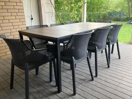 Zestaw ogrodowy Portis dla 8 osób ze stołem 200cm w kolorze orzecha i fotelami