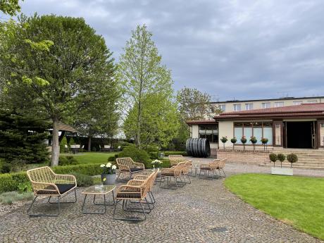 Zestaw ogrodowy rattanowy ze stolikiem Torgiano Set brązowy