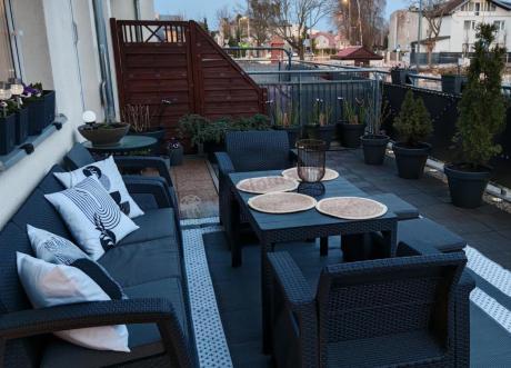 Zestaw ogrodowy z podnoszonym stolikiem Corfu Set Lyon Max Grafitowy + pufy