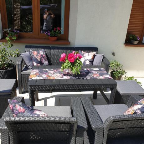 Zestaw ogrodowy z podnoszonym stolikiem Corfu Set Lyon Max Grafitowy + pufy