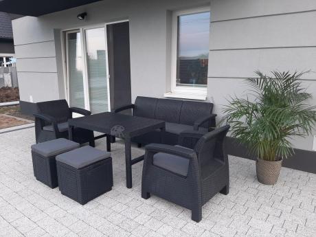 Zestaw ogrodowy z podnoszonym stolikiem Corfu Set Lyon Max Grafitowy + pufy