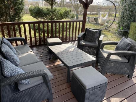 Zestaw ogrodowy z podnoszonym stolikiem Corfu Set Lyon Max Grafitowy + pufy