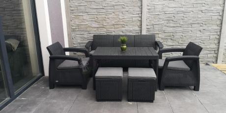 Zestaw ogrodowy z podnoszonym stolikiem Corfu Set Lyon Max Grafitowy + pufy