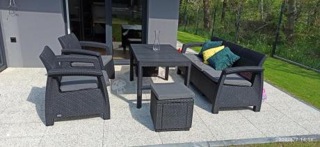 Zestaw ogrodowy z podnoszonym stolikiem Corfu Set Lyon Max Grafitowy + pufy