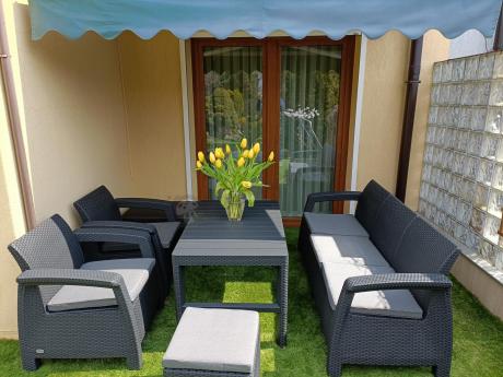 Zestaw ogrodowy z podnoszonym stolikiem Corfu Set Lyon Max Grafitowy + pufy