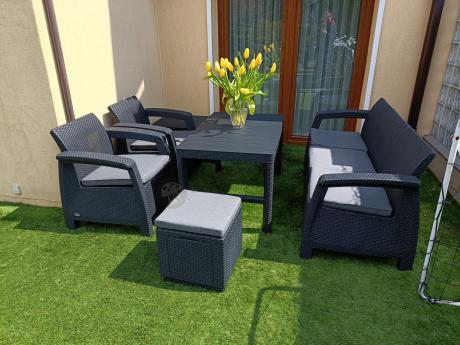 Zestaw ogrodowy z podnoszonym stolikiem Corfu Set Lyon Max Grafitowy + pufy