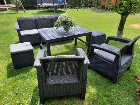 Zestaw ogrodowy z podnoszonym stolikiem Corfu Set Lyon Max Grafitowy + pufy