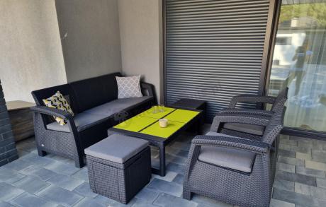 Zestaw ogrodowy z podnoszonym stolikiem Corfu Set Lyon Max Grafitowy + pufy