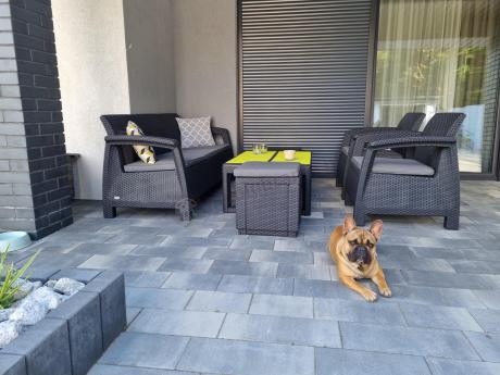 Zestaw ogrodowy z podnoszonym stolikiem Corfu Set Lyon Max Grafitowy + pufy