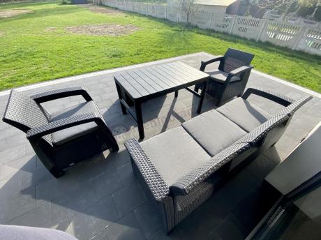 Zestaw ogrodowy z podnoszonym stolikiem Corfu Set Lyon Max Grafitowy + pufy