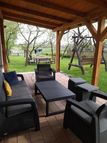 Zestaw ogrodowy z podnoszonym stolikiem Corfu Set Lyon Max Grafitowy + pufy