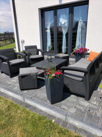 Zestaw ogrodowy z podnoszonym stolikiem Corfu Set Lyon Max Grafitowy + pufy