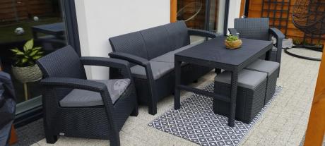 Zestaw ogrodowy z podnoszonym stolikiem Corfu Set Lyon Max Grafitowy + pufy