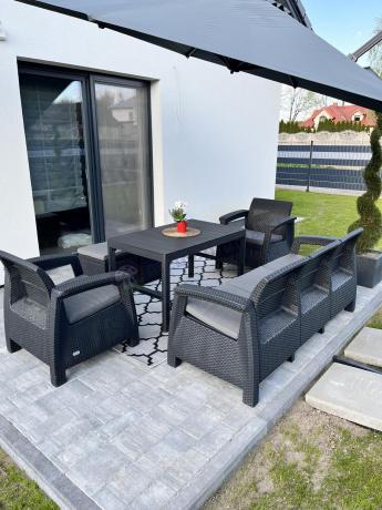 Zestaw ogrodowy z podnoszonym stolikiem Corfu Set Lyon Max Grafitowy + pufy