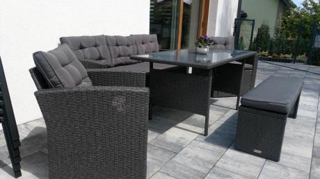 Ciemnoszare meble do ogrodu