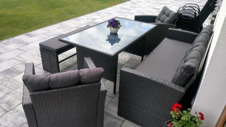 Ciemnoszare meble do ogrodu