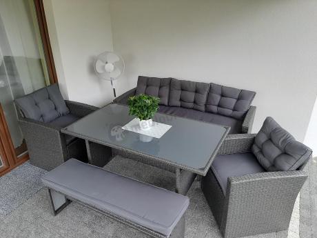 Ciemnoszare meble do ogrodu