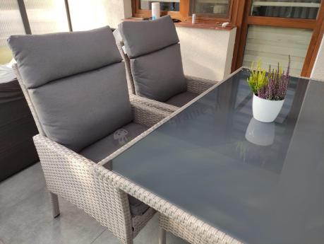 Zestaw szarych mebli technorattanowych obiadowych z wysokimi oparciami Lirata Dining