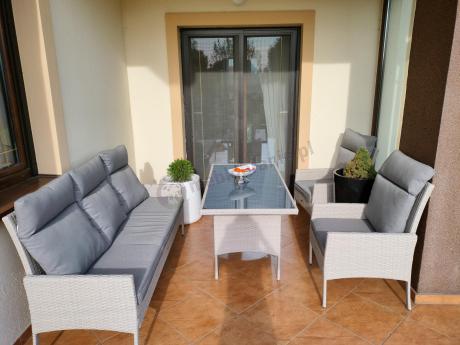 Zestaw szarych mebli technorattanowych obiadowych z wysokimi oparciami Lirata Dining