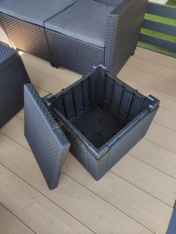 Zestaw z narożnikiem 172 x 222 cm, fotelem, dwiema pufami i stolikiem skrzynią