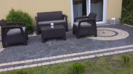 Brązowe meble ogrodowe Allibert Corfu na przydomowym tarasie