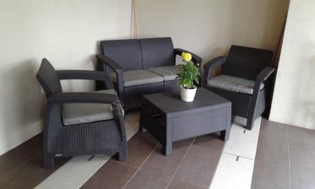 Brązowe meble ogrodowe Allibert Keter Corfu Set na tarasie przydomowym