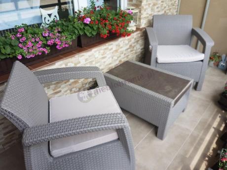 Komfortowy zestaw dwóch fotelii ze stolikiem w kolorze Cappuccino