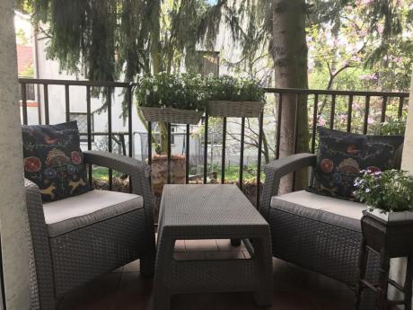 Meble Corfu na balkonie otoczonym zielenią