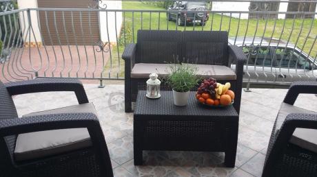 Meble ogrodowe Allibert Keter Corfu Set II używane na balkonie