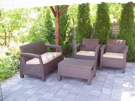 Meble ogrodowe Corfu Curver w pełnym zieleni ogrodzie