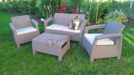 Meble ogrodowe Corfu Set w uroczym ogrodzie