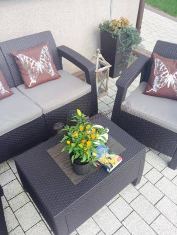 Meble ogrodowe Curver Corfu z bliska na niewielkim tarasie