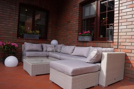 Meble ogrodowe z technorattanu używane na tarasie