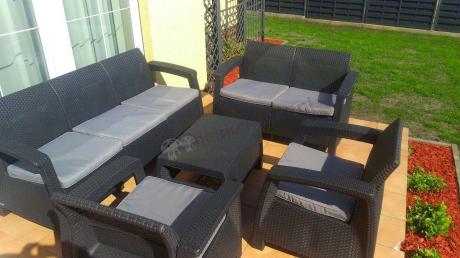 Meble plastikowe Corfu Set Triple Max grafitowe na niewielkim tarasie