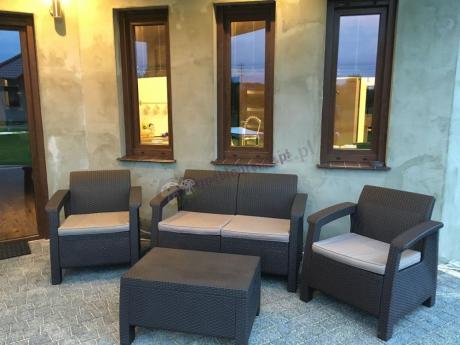 Meble plastikowe do ogrodu Corfu Set Curver brązowy na tarasie