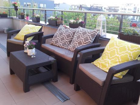 Meble technorattan Corfu Set Curver na balkon w eleganckiej aranżacji